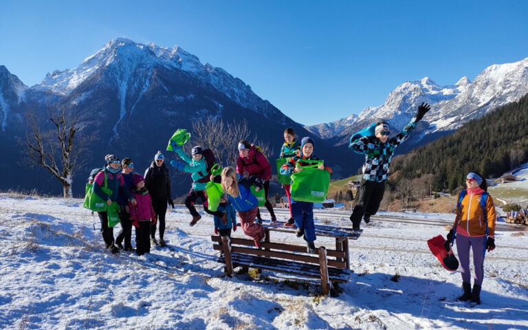 Gruppenbild von Kinder im Schnee.