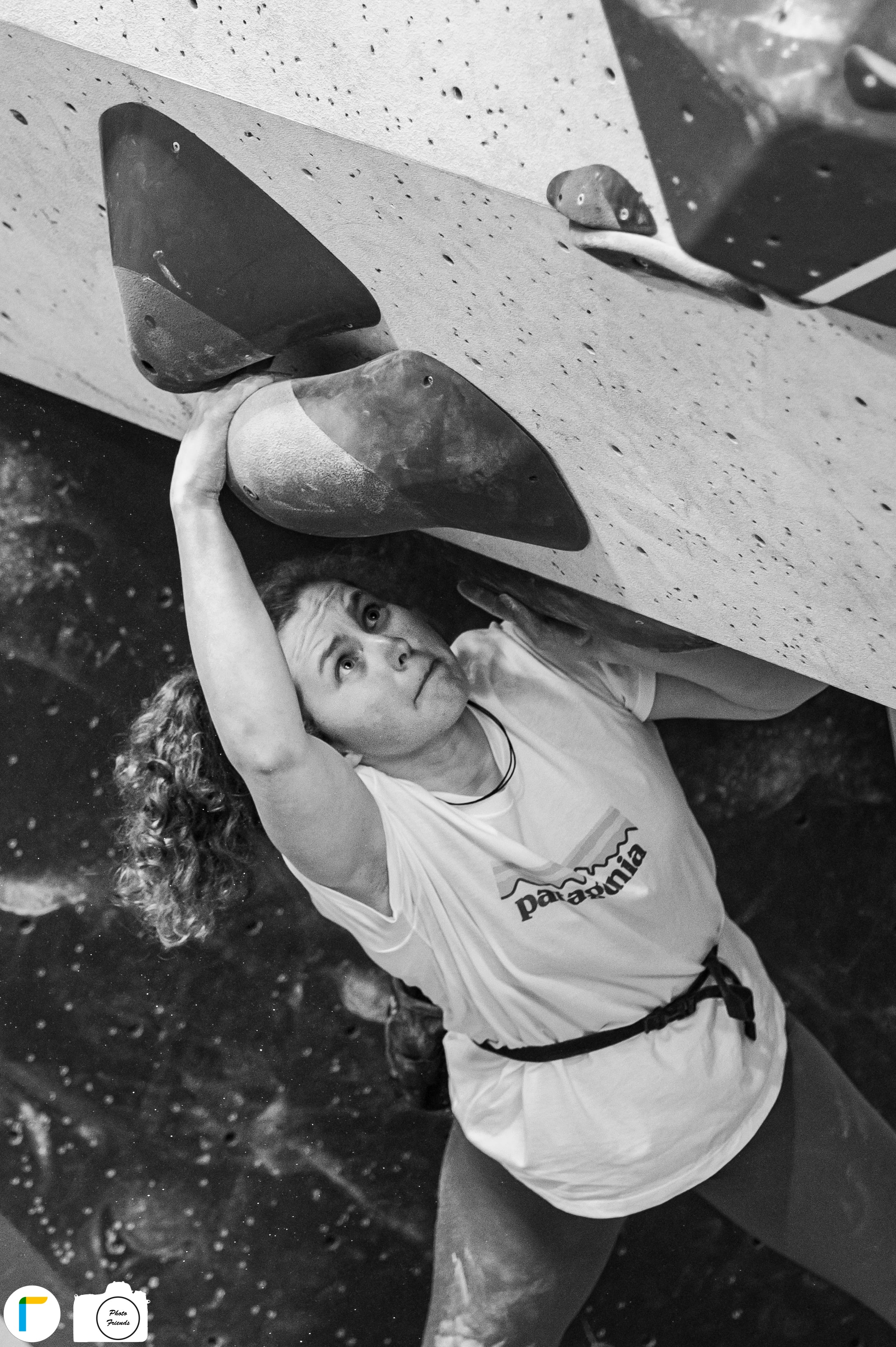 Schwarz-weiß Foto von Athletin beim Bouldern im Wettkampf